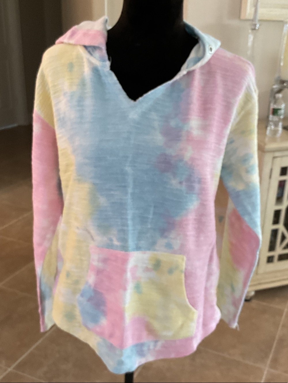 Southern Spirit tie dye hoodie, drawstring is missing, front pocket, size M
